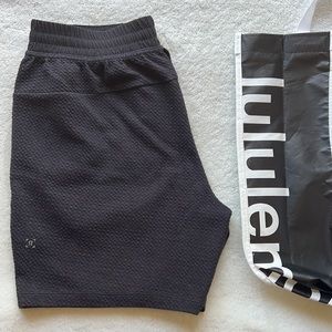 lululemon At Ease Short 7” - Heathered Black/Black - XL
